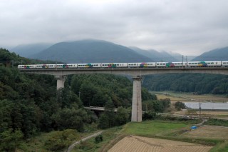 立場川鉄橋を行く上りあずさ