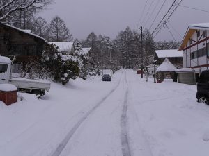 前の道路、朝市広場方向を見る