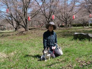 もみの湯の桜の前で記念撮影